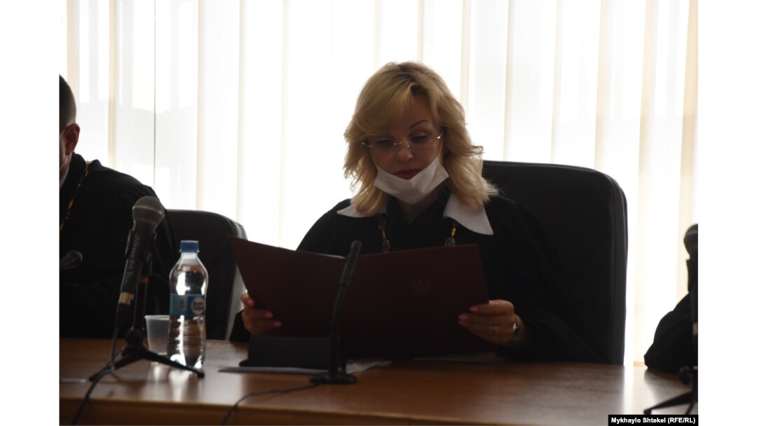 Суддя Альбіна Кадегроб зачитує рішення суду