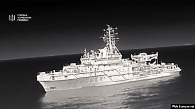 Ураження в морі біля Новоросійська російського корабля проєкту MPSV07. Скриншот кадру з відео ГУР МО України