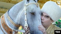 Türkmen prezidenti aty bilen 'didarlaşýar'. 