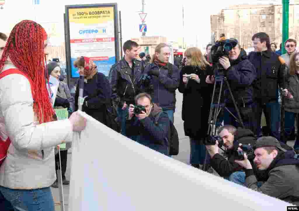 Митинг привлек большое количество снимающей и пишущей прессы