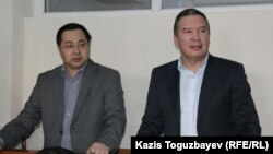 Гражданские активисты Серикжан Мамбеталин (справа) и Ермек Нарымбаев на суде по их делу. Алматы, 18 декабря 2015 года.