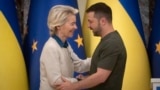 Ukrainian President Volodymyr Zelenskiy (right) and European Commission President Ursula von der Leyen greet each other in Kyiv on September 20.