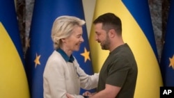 Președintele ucrainean Volodimir Zelenski, dreapta, și președintele Comisiei Europene Ursula von der Leyen la Kiev. 20 septembrie 2024. 