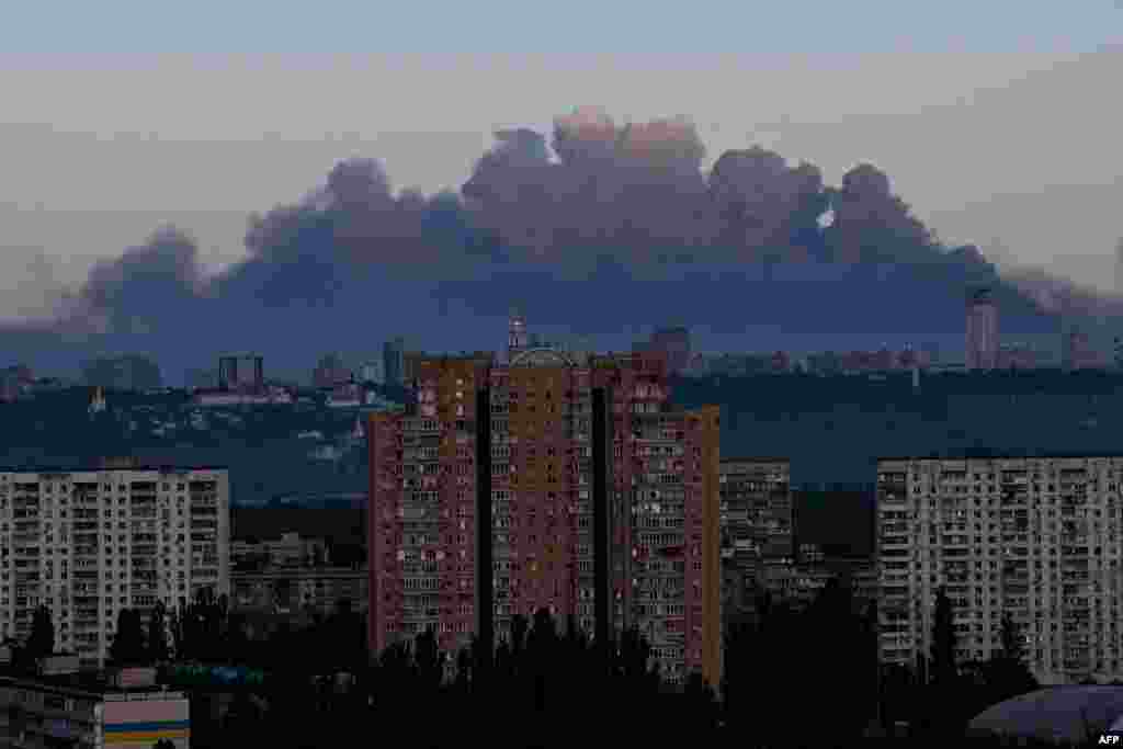 Соккулар маалында Киевдин үстүнөн көтөрүлгөн коюу түтүн. 24-май