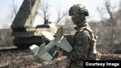 Rusiya hərbçisi "Yolka" sistemi ilə raket-artilleriya mövqeyini qoruyur.