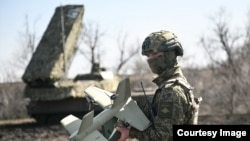 Російський солдат охороняє позицію ракетної артилерії, за допомогою «Ёлки».