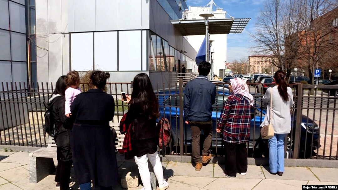 Familije proteranih turskih državljana protestuju ispred Vlade Kosova