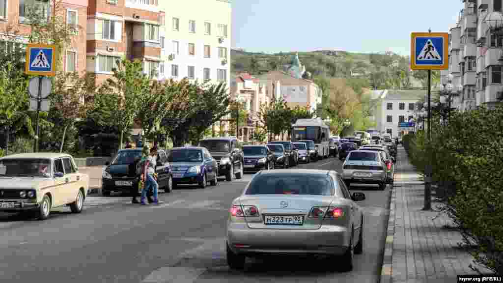 Заради репетиції були перекриті основні дороги в центральній частині міста, включаючи ті, за якими їде транзитний транспорт із Керченської переправи. В результаті місто стало в заторах.