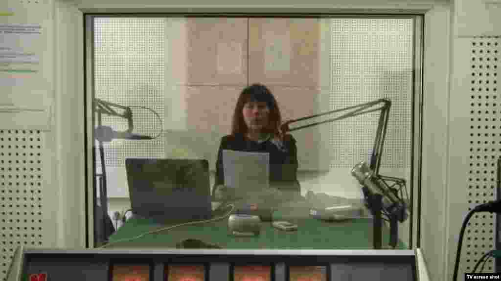 Novinarka Branka Trivić u studiju beogradskog dopisništva RSE, 2013. 