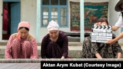 Актан Арым Кубаттын "Кара, кызыл, сары" тасмасы тартылган учур.