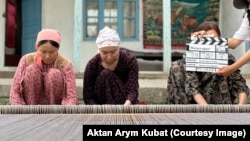 Актан Арым Кубаттын "Кара, кызыл, сары" тасмасы тартылган учур.