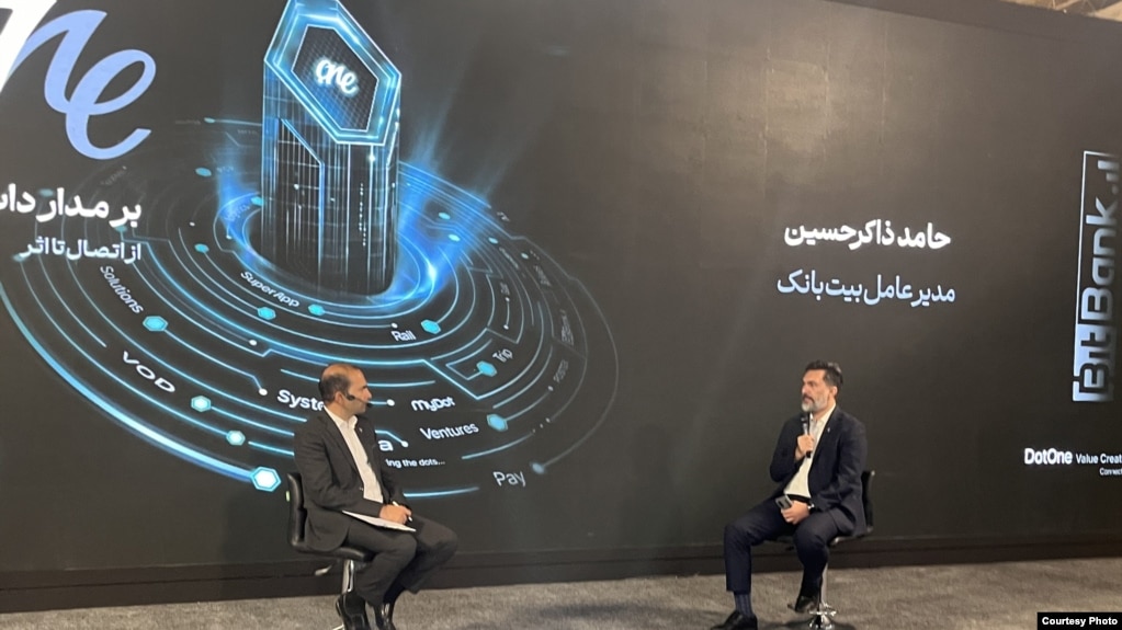 ذاکرحسین (راست) یکی از افرادی است که به عنوان فرد مرتبط با زنجانی تحریم شده است