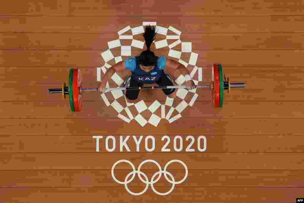 Казахстанка Зульфия Чиншанло участвует в соревнованиях по тяжелой атлетике среди женщин в весовой категории до 55 кг на Олимпийских играх 2020 года в Токио, 26 июля 2021 года