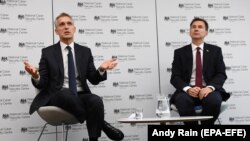 Ministrul britanic de externe Jeremy Hunt (dreapta) şi secretarul general al NATO Jens Stoltenberg, la conferința dedicată securităţii cibernetice de la Londra. 23 mai 2019