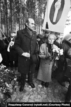 Мая Кляшторная і Зянон Пазняк. Дзяды. Курапаты 1989 год. Фота: Уладзімер Сапагоў