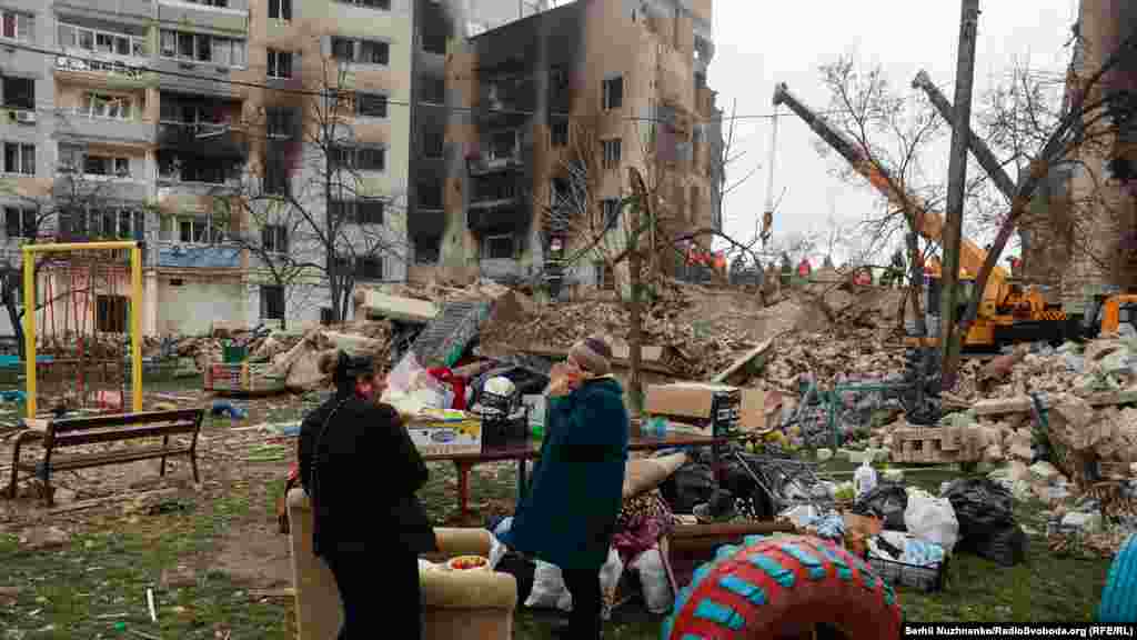 Ліворуч – місцеві жителі біля свого будинку в Бородянці, зруйнованого російськими авіаударами у 2022 році. Праворуч – той самий будинок через три роки
