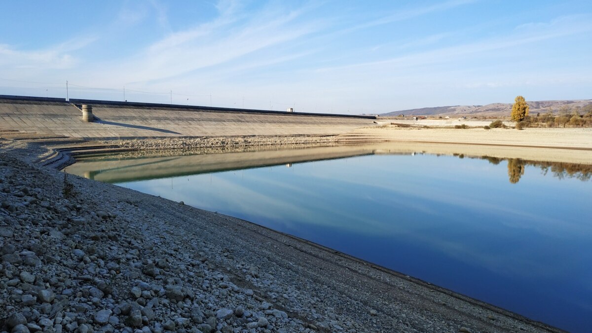 Вода крыма симферополь. Водохранилище Симферополь 2020. Изобильненское водохранилище Крым 2020. Аянское водохранилище Симферополь. Обмелело Аянское водохранилище.