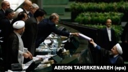 حسن روحانی رئیس جمهور هنگام تقدیم لایحه بودجه ۹۸