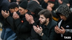Верующие принимают участие в молитве перед Соборной мечетью Москвы по случаю Ураза-байрама – мусульманского праздника, знаменующего окончание священного месяца поста Рамадан, Россия, 20 марта 2026 года