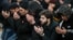 Верующие принимают участие в молитве перед Соборной мечетью Москвы по случаю Ураза-байрама – мусульманского праздника, знаменующего окончание священного месяца поста Рамадан, Россия, 20 марта 2026 года