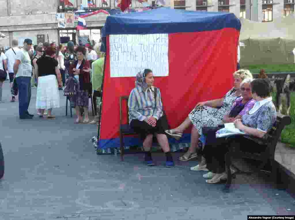 Бабушки у здания захваченной донецкой ОГА