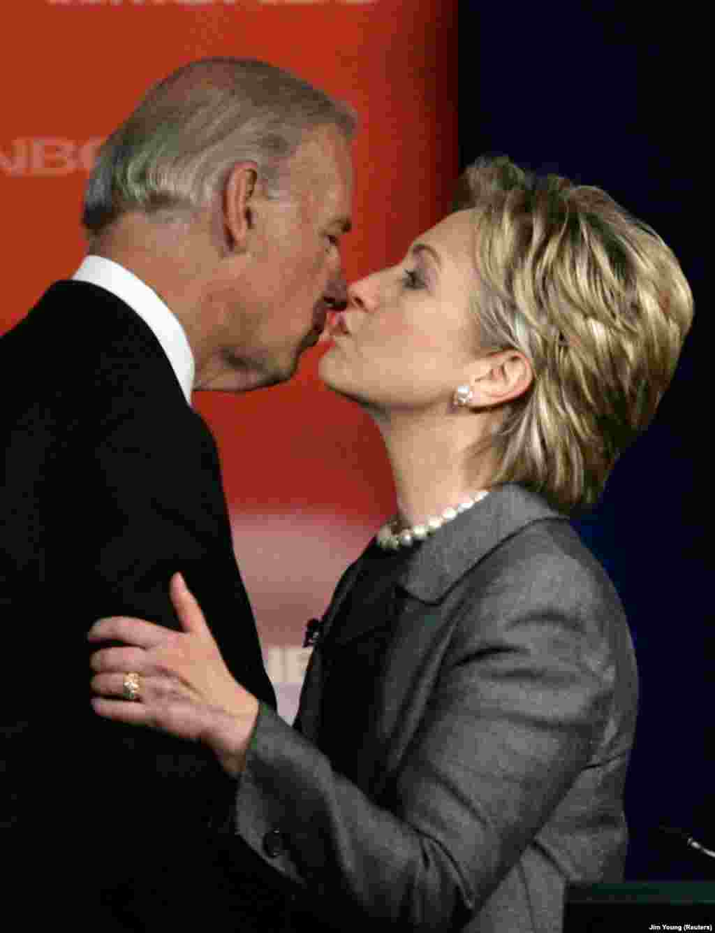 Az egykori demokrata elnökjelölt Hillary Clinton puszival köszönti az egykori szenátor Joe Bident a 2007-es dél-karolinai demokrata párt elnökjelölt-vitáján.