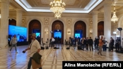 Holul de la Sala Unirii din Palatul Parlamentului, unde a avut loc Consiliul Național al PNL. Discursurile de pe scenă au fost proiectate pe ecrane, pentru cei care nu au intrat în sală.