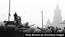 Moszkva, 1991. augusztus – tankok és járókelők az utcákon