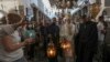 Церемонията по изнасянето на Светия огън в Йерусалим традиционно привлече много вярващи, но в църквата "Гроб Господен" бяха допускани само напълно имунизирани срещу COVID-19 миряни