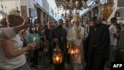 Церемонията по изнасянето на Светия огън в Йерусалим традиционно привлече много вярващи, но в църквата "Гроб Господен" бяха допускани само напълно имунизирани срещу COVID-19 миряни