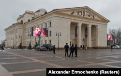 Російська поліція біля входу до Маріупольського академічного обласного драматичного театру в окупованому Маріуполі