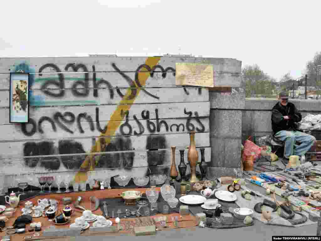 მშრალი ხიდის ბაზრობა - ყოველდღიურად მშრალი ხიდის მიმდებარე ტერიტორიაზე განთავსებულ ძველმანების ბაზრობასა და მხატვრების გამოფენას უამრავი ადამიანი სტუმრობს.