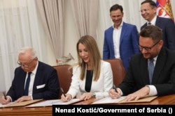 Ministarka rudarstva i energetike Dubravka Đedović Handanović potpisala je s predstavnicima mađarskog MOL-a Ugovor akcionara o budućem upravljanju NIS-om, 16. jun 2026.