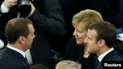 Germaniýanyň kansleri Angela Merkel (ortada)