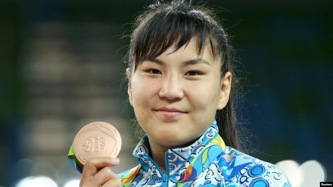 Анасымен, қызымен және күйеу баласымен порно көру