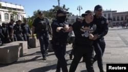 Policija privodi demonstranta u majici s motivom One Piece tokom protesta pristalica ubijenog načelnika Michoacana, Carlosa Manza, u Moreliji, Meksiko, 15. novembra 2025.