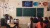 Elevii Liceului Teoretic „Traian” din Chișinău urmăresc documentarul „Siberia din oase”, mai 2025.