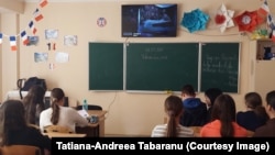 Elevi ai Liceului Teoretic „Traian” din Chișinău vizionează documentarul Siberia din Oase. Filmul a fost difuzat în școlile din R. Moldova, în baza unui ordin al ministrului Educației, care a trezit nemulțumirea politicienilor din opoziția filorusă și a iscat dezbateri online