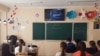 Elevi ai liceului „Traian” din Chișinău vizionează documentarul „Siberia din oase”. 8 mai 2025.