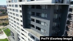 Dezvoltatorii imobiliari din România încearcă să contracareze scăderea vânzărilor cauzată de creșterea TVA la 21% pentru locuințe.