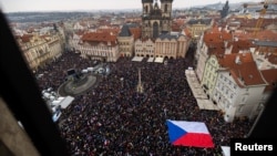 Piața Orașului Vechi din Praga, inundată de oameni, manifestând în sprijinul președintelui Petr Pavel și împotriva premierului miliardar, Andrej Babiš, pe 1 februarie 2026