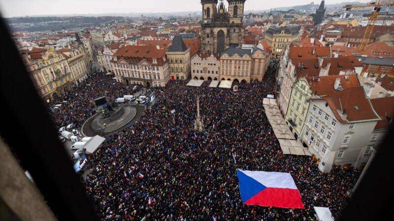 Praga | Cehii au ieșit în stradă pentru a-l sprijini pe președintele pro-ucrainean aflat în conflict cu guvernul 