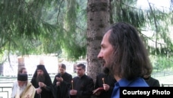 La mormîntul de la Putna