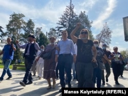 После митинга активисты незарегистрированной Демократической партии прошли маршем к департаменту полиции. Алматы, 18 сентября 2021 года