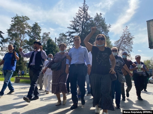 После митинга активисты незарегистрированной Демократической партии протестующие прошли маршем к департаменту полиции. Алматы, 18 сентября 2021 года