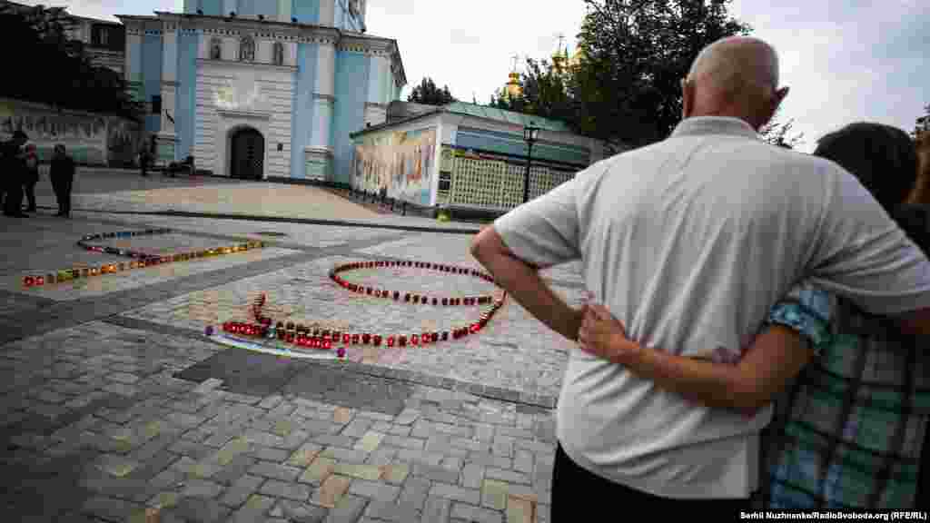 Під час акції близькі загиблих, військові, кияни виклали з лампадок цифру &laquo;49&raquo; , яка символізує військових які загинули під час падіння Іл-76