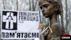 Скульптура девочки с колосками в руках на территории Национального музея Голодомора-геноцида в Киеве