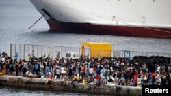 Качаклар Грециянең Кос шәһәрендә Афинга китәргә документлар көтә, 2015 елның 14 августы