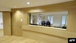 Doi polițiști stau la recepție, în timpul ceremoniei de inaugurare, pe 22 iulie 2026, la Braunau am Inn, Austria.