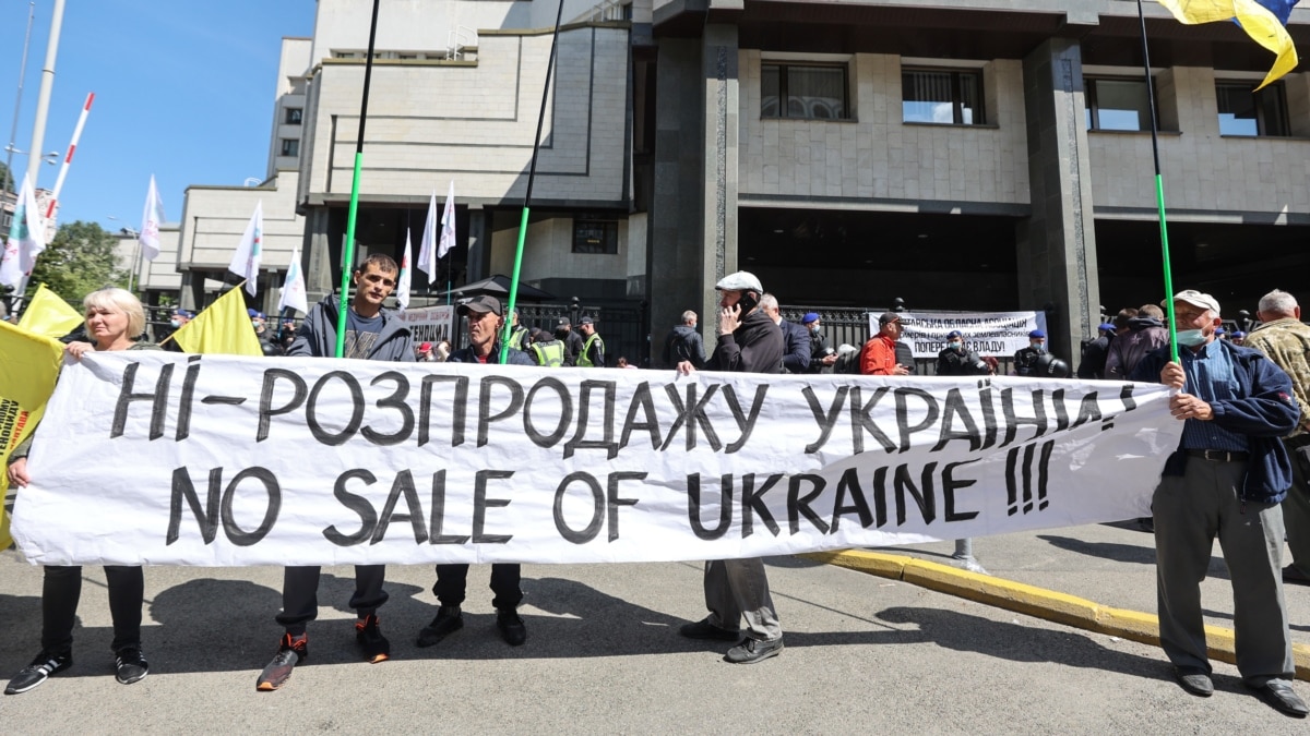 Понад 50% українців підтримують ідею ринку землі – опитування